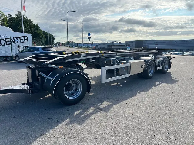 Övriga Bilcenter Vagnen- 3 Axlad Lastväxlarvagn med tipp